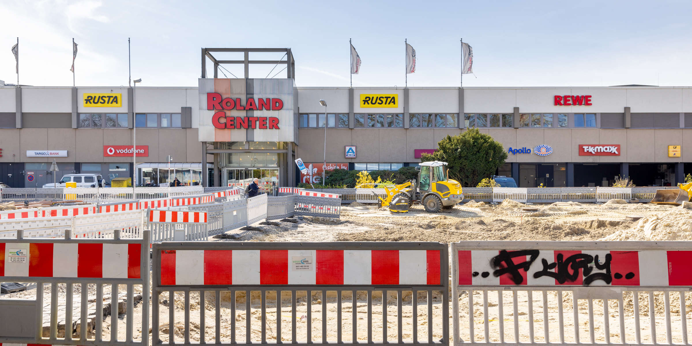 Ein Bild vom Baustellenrand am Roland-Center Bremen zeigt den aktuellen Stand der neuen Linie 1. 