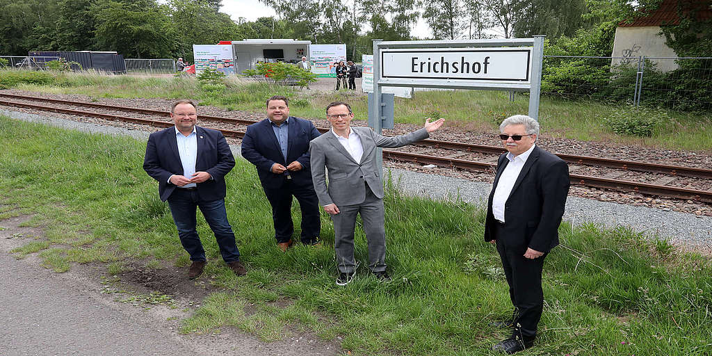 Ein Bild zeigt vier Menschen am Bahnhof Erichshof. 